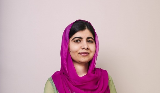 Activista Malala Yousafzai - star pe coperta ediţiei britanice Vogue din iulie: "Sper ca fiecare fată care vede această copertă să ştie că poate schimba lumea" - FOTO