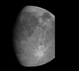 Ganymede, cel mai mare satelit natural din Sistemul Solar, fotografiat în detaliu