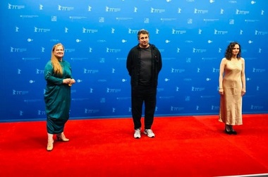 Echipa filmului "Babardeală cu bucluc sau porno balamuc" a primit trofeul Ursul de Aur la Berlin - VIDEO
