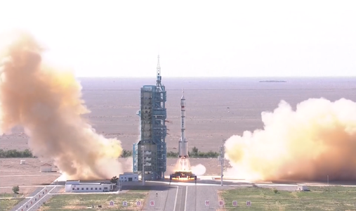 China a lansat prima misiune cu echipaj uman spre noua sa staţie spaţială