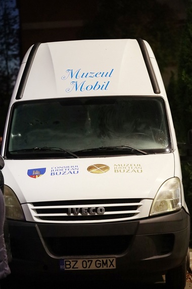 Buzău - Museum Bus, unicul program din România menit să aducă muzeul în faţa copiilor aflaţi în zone izolate, îşi reia activitatea - FOTO