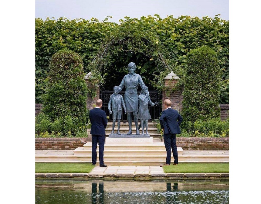 Prinţii William şi Harry, împreună la inaugurarea statuii mamei lor, prinţesa Diana, care ar fi împlinit joi vârsta de 60 de ani