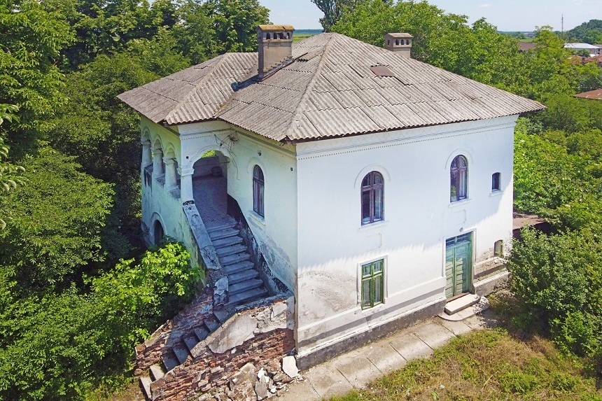 Conacul Niculescu-Dorobanţu, moşie boierească în apropiere de Bucureşti, se vinde cu aproape 500.000 de euro - FOTO