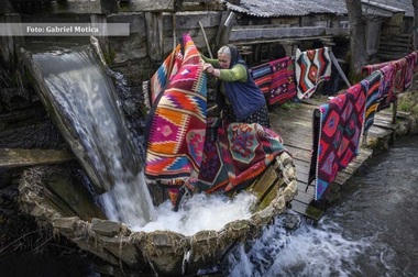 O expoziţie de fotografie cu elemente de port popular, ocupaţii, portrete, biserici vechi din lumea satului maramureşean, la Madrid - FOTO