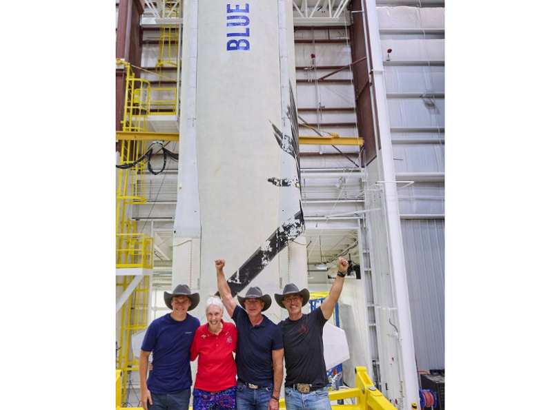 Jeff Bezos şi membrii echipajului său se pregătesc pentru zborul spaţial inaugural al Blue Origin