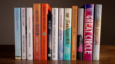 Scriitorii Kazuo Ishiguro şi Richard Powers, nominalizaţi la premiul Booker pentru ficţiune