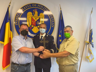 Cruce din secolul XIII, sustrasă încă din 2016 din Muzeul Bisericii Evanghelice din Cisnădie, judeţul Sibiu, recuperată de poliţişti / Crucea este considerată cel mai vechi obiect de cult al comunităţii săseşti din Transilvania