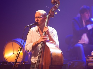 Muzica Secolului XXI la Festivalul „Enescu” 2021 - Compozitorul şi vocalistul Avishai Cohen, alături de renumitul dirijor John Axelrod