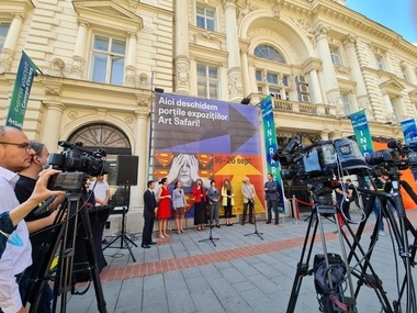 Art Safari 2021 - Replică florală de patru metri înălţime după un tablou de Samuel Mutzner, expusă la intrarea în Palatul Dacia-România - VIDEO