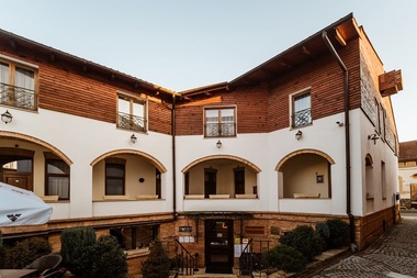 Hotelul La Maison de Caroline din Alba Iulia, clădire monument istoric de secol XX, se vinde cu 980.000 de euro - FOTO