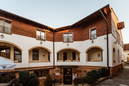 Hotelul La Maison de Caroline din Alba Iulia, clădire monument istoric de secol XX, se vinde cu 980.000 de euro - FOTO