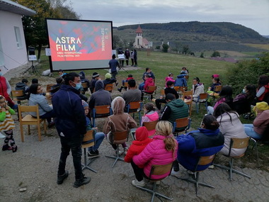 Astra Film - „Drumul spre şcoală”, laureat cu Premiul Cesar pentru cel mai bun film documentar, proiectat pentru copiii din Roşia