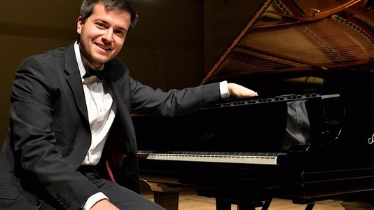 Un pianist va interpreta muzică de Beethoven, Mozart şi Liszt în întuneric deplin, la Braşov şi Timişoara