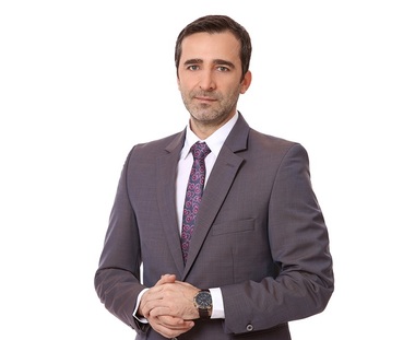 Prezentatorul ştirilor Focus comentează la Prima TV, alături de Bogdan Cosmescu, meciul de fotbal FCSB - Mioveni