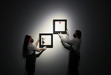 Un diptic al "Girl with Balloon" de Banksy a fost vândut pentru 3,1 milioane de lire sterline