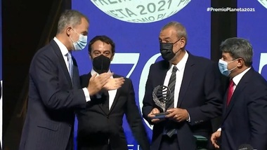 Premiul Planeta, în valoare de un milion de euro, a revenit romanului "La Bestia" semnat cu pseudonimul Carmen Mola