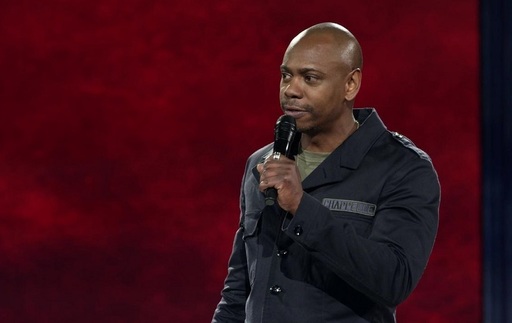 Spectacolul controversat al lui Dave Chappelle, difuzat de Netflix, a fost sold-out la Londra în timp ce angajaţi ai platformei manifestau contra show-ului la Los Angeles