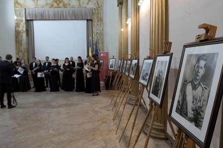 Fotografii cu Regele Mihai I al României, într-o expoziţie dedicată Centenarului Majestăţii Sale - VIDEO