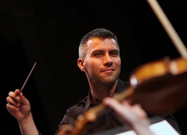 Dirijorul Tiberiu Soare şi violoncelistul Răzvan Suma, pe scena Sălii Radio