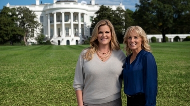 Prima doamnă a Statelor Unite şi cântăreaţa country Trisha Yearwood, într-un program TV special de Ziua Recunoştinţei
