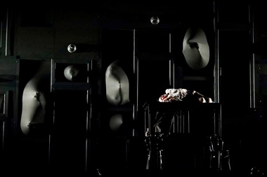 Spectacolul „Rinocerii” de Eugène Ionesco, în regia lui Gábor Tompa, prezentat în Festivalul Naţional de Teatru