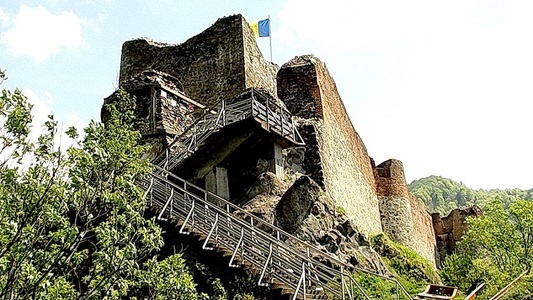 Cetatea Poienari, unul dintre cele mai importante obiective turistice din judeţul Argeş, închisă turiştilor pentru lucrări de conservare
