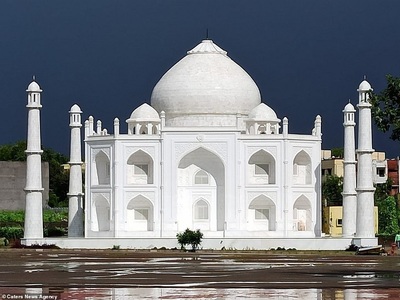Un indian a ridicat o copie a Taj Mahal în semn de dragoste pentru soţia sa
