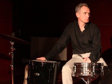 Percuţioniştii Alexandru Anastasiu şi Lucian Maxim şi actorul Marius Bodochi, în spectacol la Sala Radio