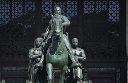 Statuia fostului preşedinte american Theodore Roosevelt de la New York, în curs de demontare