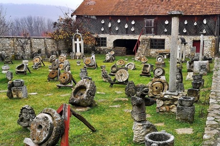 Poetul Lucian Avramescu a fost înmormântat cu onoruri militare într-o criptă din livada familiei sale, lângă biserica pe care a ctitorit-o în localitatea sa natală, Sângeru

