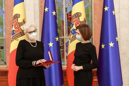 Directoarea serviciului în limba română al Radio Europa Liberă de la Chişinău, decorată de preşedinta Maia Sandu