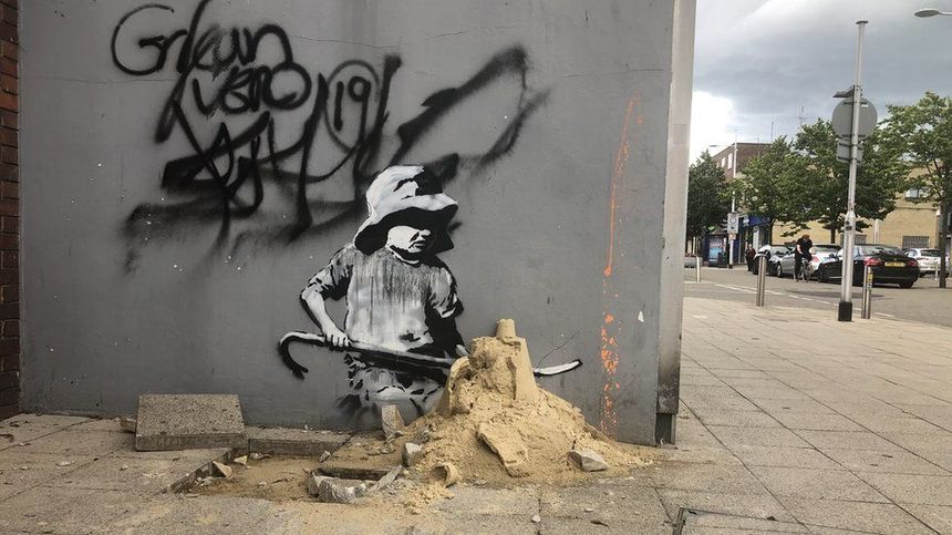 Muralul lui Banksy desprins din zidul unui magazin din Suffolk ar fi fost vândut în privat