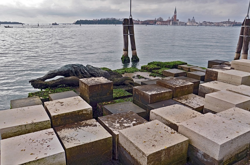 O turistă a fost obligată să părăsească Veneţia după ce a pozat topless pe un memorial dedicat unei partizane ucise în război