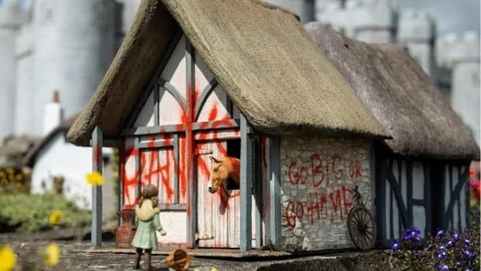 Modelul în miniatură al grajdului lui Banksy, vândut la licitaţie în mai puţin de două minute pentru 1 milion de lire sterline