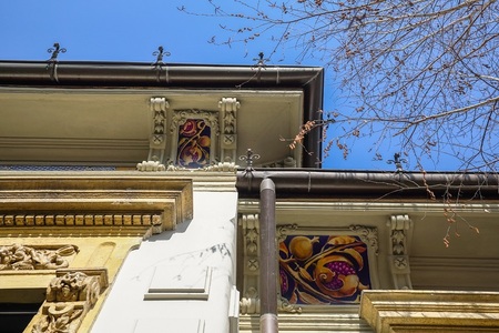„Casa cu rodii”, nume inspirat de picturile în stil Art Nouveau de pe cornişă, scoasă la vânzare pentru 700.000 de euro - FOTO