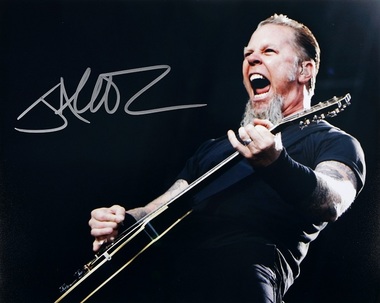 Fotografii cu autografele artiştilor James Hetfield, Billy Idol, Brad Pitt, Rowan Atkinson, în premieră licitate la Bucureşti