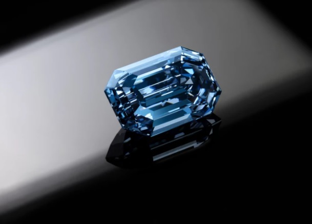 Sotheby's speră să vândă la licitaţie un diamant albastru pentru cel puţin 48 de milioane de dolari
