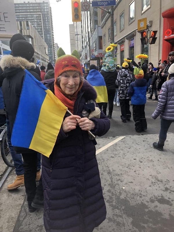 Margaret Atwood, Svetlana Aleksievici, Orhan Pamuk, între scriitorii care au semnat un apel la pace: „Nu poate exista o Europă liberă şi sigură fără o Ucraină liberă” 