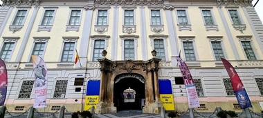 Muzeul Brukenthal a arborat steagul Ucrainei în semn de susţinere faţă de curajul poporului vecin