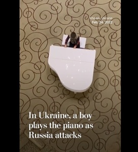 Război în Ucraina - Un adolescent a cântat la pian într-un hotel din Harkov, în timpul bombardamentelor, şi videoclipul a devenit viral 