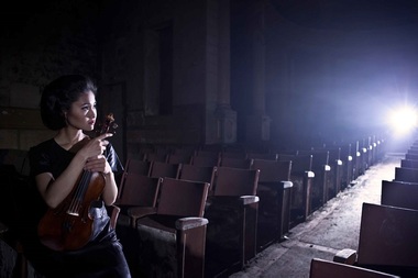 Violonista japoneză Sayaka Shoji şi dirijorul Gabriel Bebeşelea, pe scena Ateneului Român