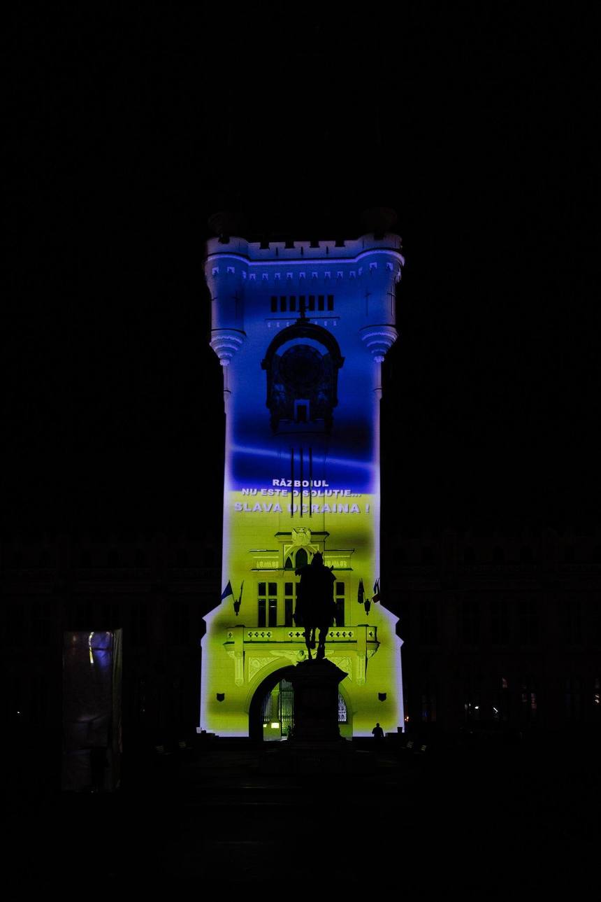 Proiecţie 3D cu mesajul "Războiul nu este o soluţie. Slava Ucrainei" pe clădirea Palatului Culturii din Iaşi