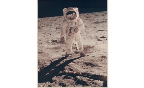 Fotografia originală cu astronautul Buzz Aldrin mergând pe Lună a fost vândută pentru 7.700 de dolari la licitaţie 
