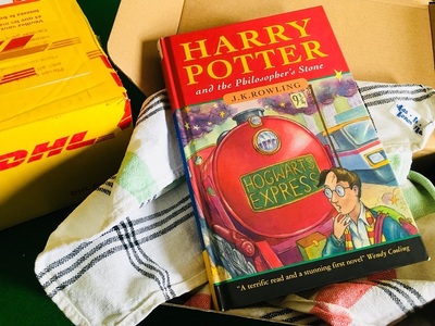 O carte „Harry Potter” cumpărată cu 50 de pence dintr-un magazin caritabil a fost vândută pentru 15.500 de lire sterline