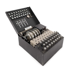 O maşină de criptat Enigma, scoasă la licitaţie în Bucureşti de la 10.000 de euro