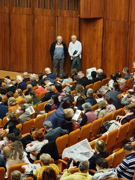 Mihai Călin, despre distribuirea unui ziar antisemit în Sala Mare a TNB: Direcţia TNB cere acum ancheta poliţiei! Culmea ipocriziei. Ministrul Culturii: „Nu putem tolera ca o instituţie-simbol să devină spaţiu de propagare a unor materiale private