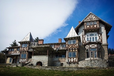 Consiliul Judeţean Prahova nu este interesat să cumpere Vila Take Ionescu, monument istoric aflat în posesia lui Mircea Rednic. Consilierii au renunţat la dreptul de preemţiune  