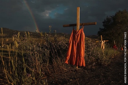 O imagine în care sunt surprinse cruci de care au fost agăţate rochii ce amintesc destinul copiilor indigeni dispăruţi în Canada, câştigătoare a World Press Photo 2022 