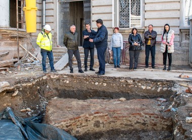 Ruinele unei vechi biserici, demolate pentru construcţia unui sediu al Prefecturii Argeş, scoase la lumină de către arheologi. Situl va fi expus publicului 