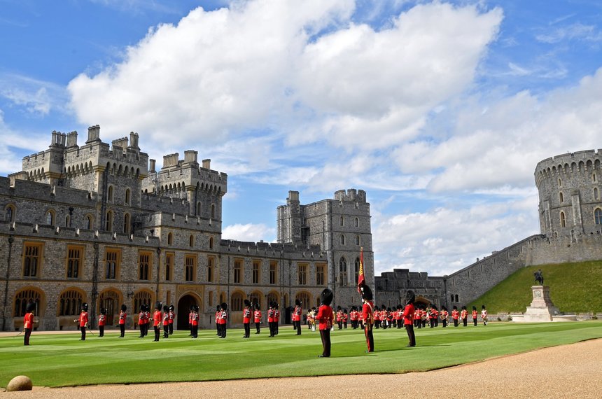 Membrii familiei regale britanice participă la slujba de Paşte în absenţa Reginei Elizabeth